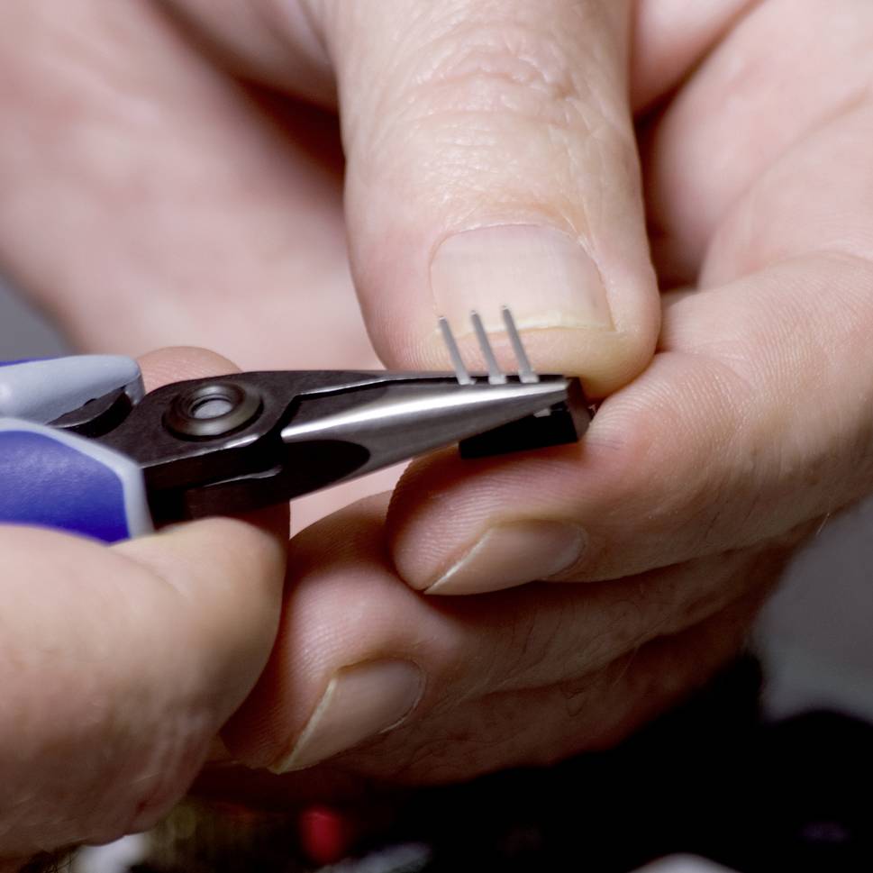 Knipex 34 22 130 dla elektroników i mechaników Szczypce płaskie, okrągłe proste stal łożyskowa chromowo-wanadowa 135 mm - obrazek 1