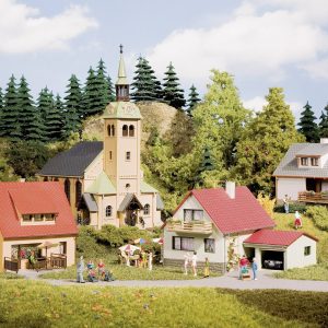 Zestaw budynków Auhagen 15201, skala H0/TT, (Kościół z domami i drzewami) Zestaw budynków Auhagen 15201, skala H0/TT, (Kościół z domami i drzewami)