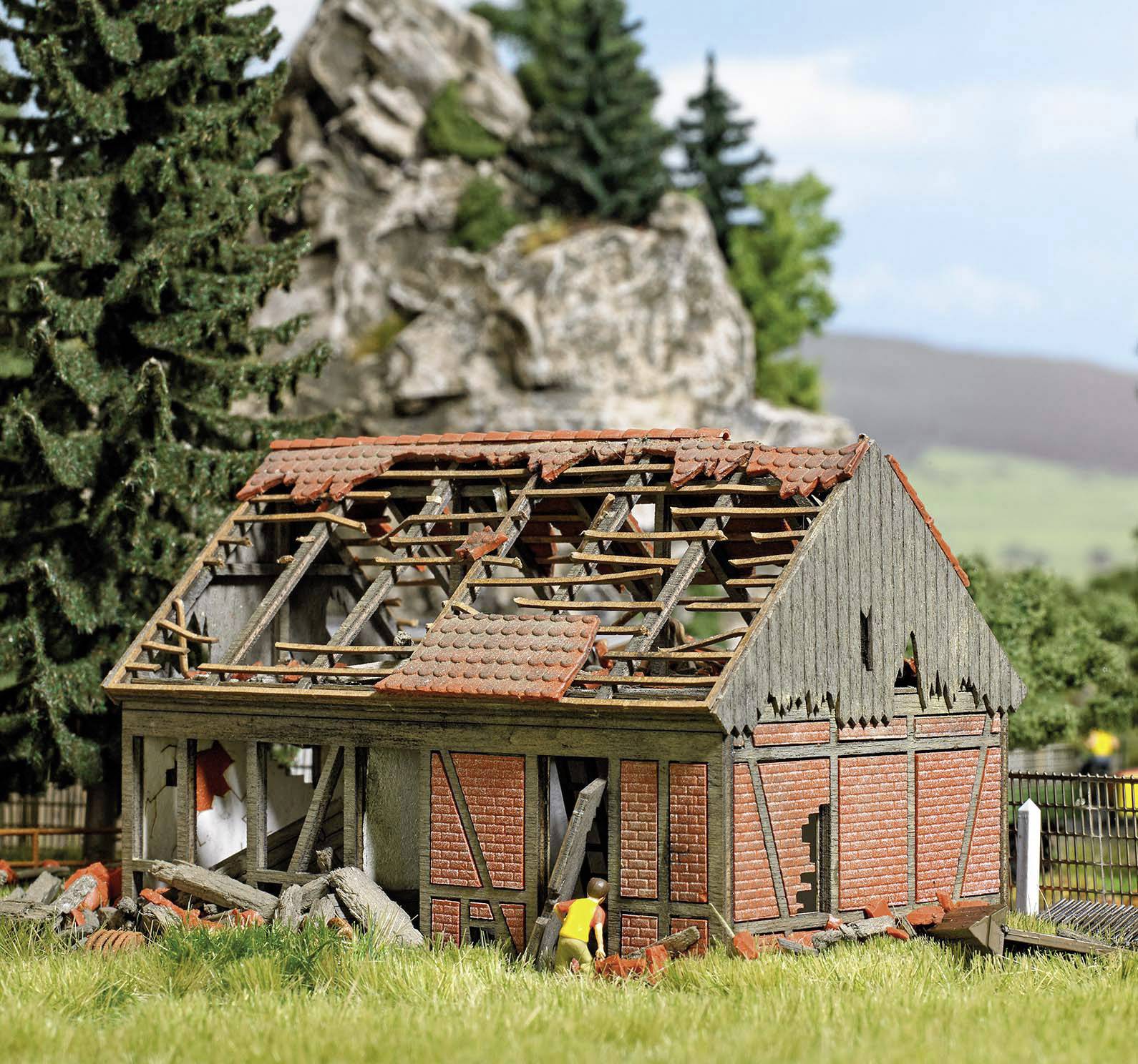 Zniszczone stajnie Zestaw do złożenia Busch 1669 H0 1 szt. - obrazek 1